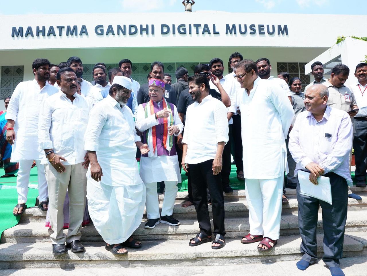 బాపు ఘాట్ వద్ద మహాత్మాగాంధీకి సీఎం నివాళ్ళు