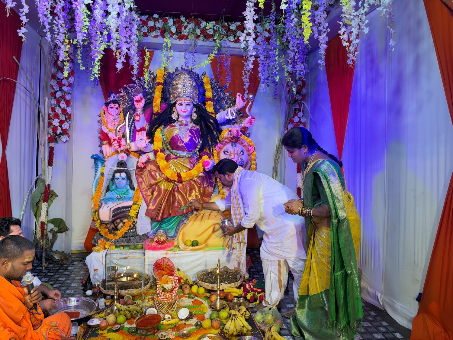 భక్తిశ్రద్ధలతో దుర్గామాతకు ప్రత్యేక పూజలు