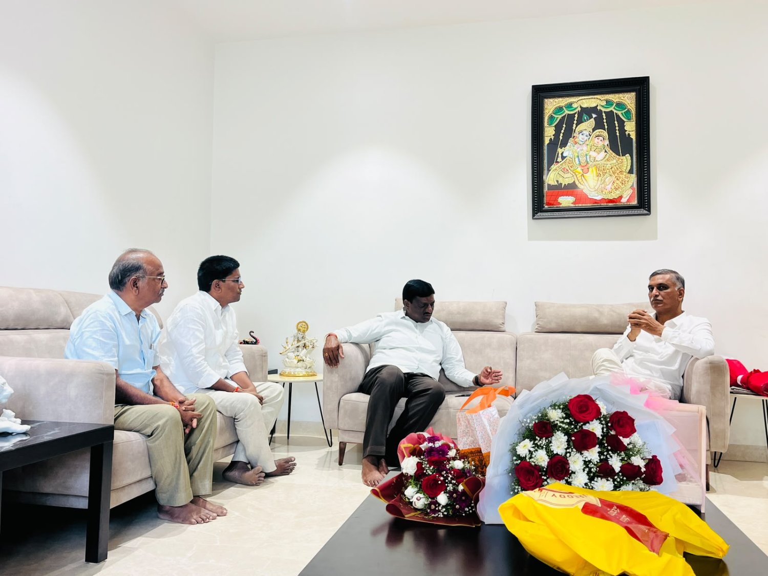 మాజీ మంత్రి హరీష్ రావు ను కలిసిన కొప్పుల మహేష్ రెడ్డి