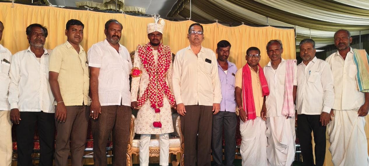 నూతన వధూవరులను ఆశీర్వదించిన సర్పంచ్ అధ్యక్షులు వెంకటేష్ మహారాజ్