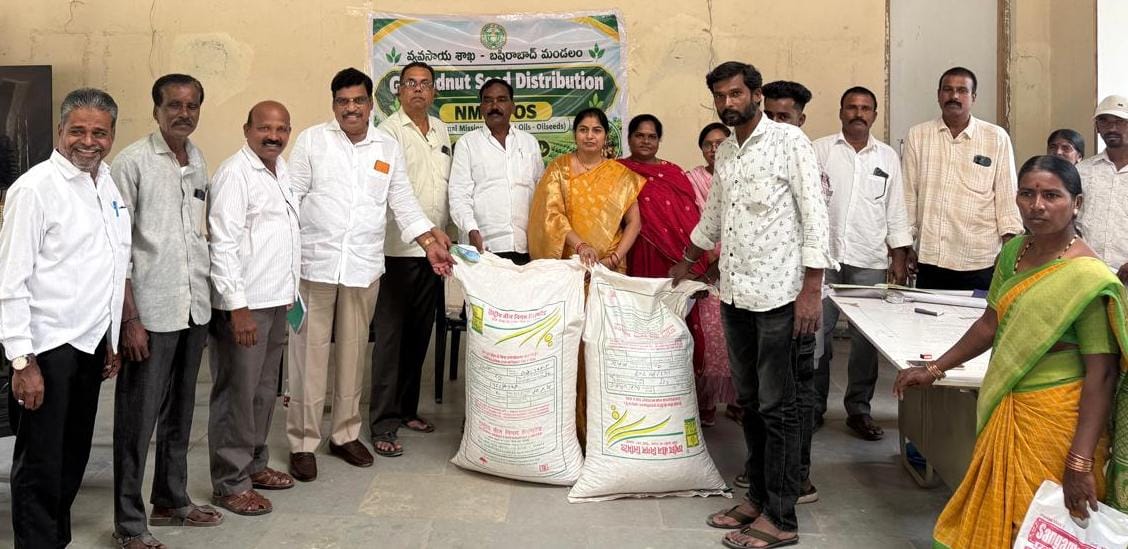 రైతులకు వేరుశనగ విత్తనాల పంపిణీ