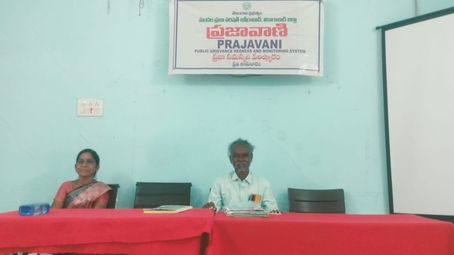 ప్రజావాణి కి ఇద్దరే హాజరు.మిగతా కుర్చీలు ఖాళీ* *నిరాశతో వెనుదిరిగిన ఫిర్యాదుదారులు.. బాధ్యులపై చర్యలు తీసుకోవాలని డిమాండ్*