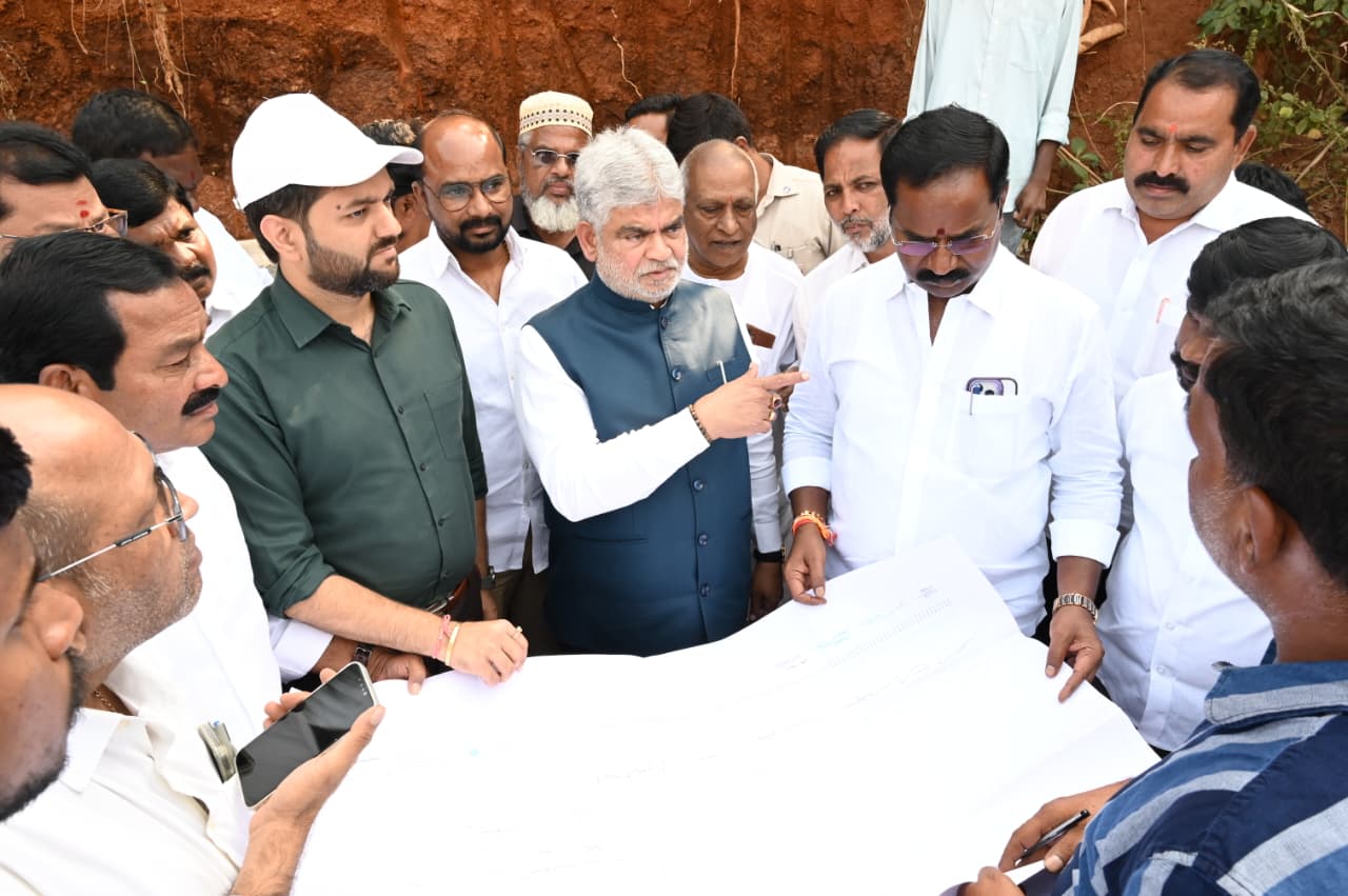 ఫ్లై ఓవర్ రోడ్డు పనులో వేగం పెంచండి