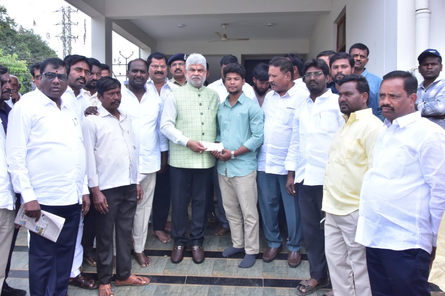 మెడికల్ విద్యార్థి అనిల్ కు స్పీకర్ గడ్డం ప్రసాద్ కుమార్ ఆర్థిక సాయం