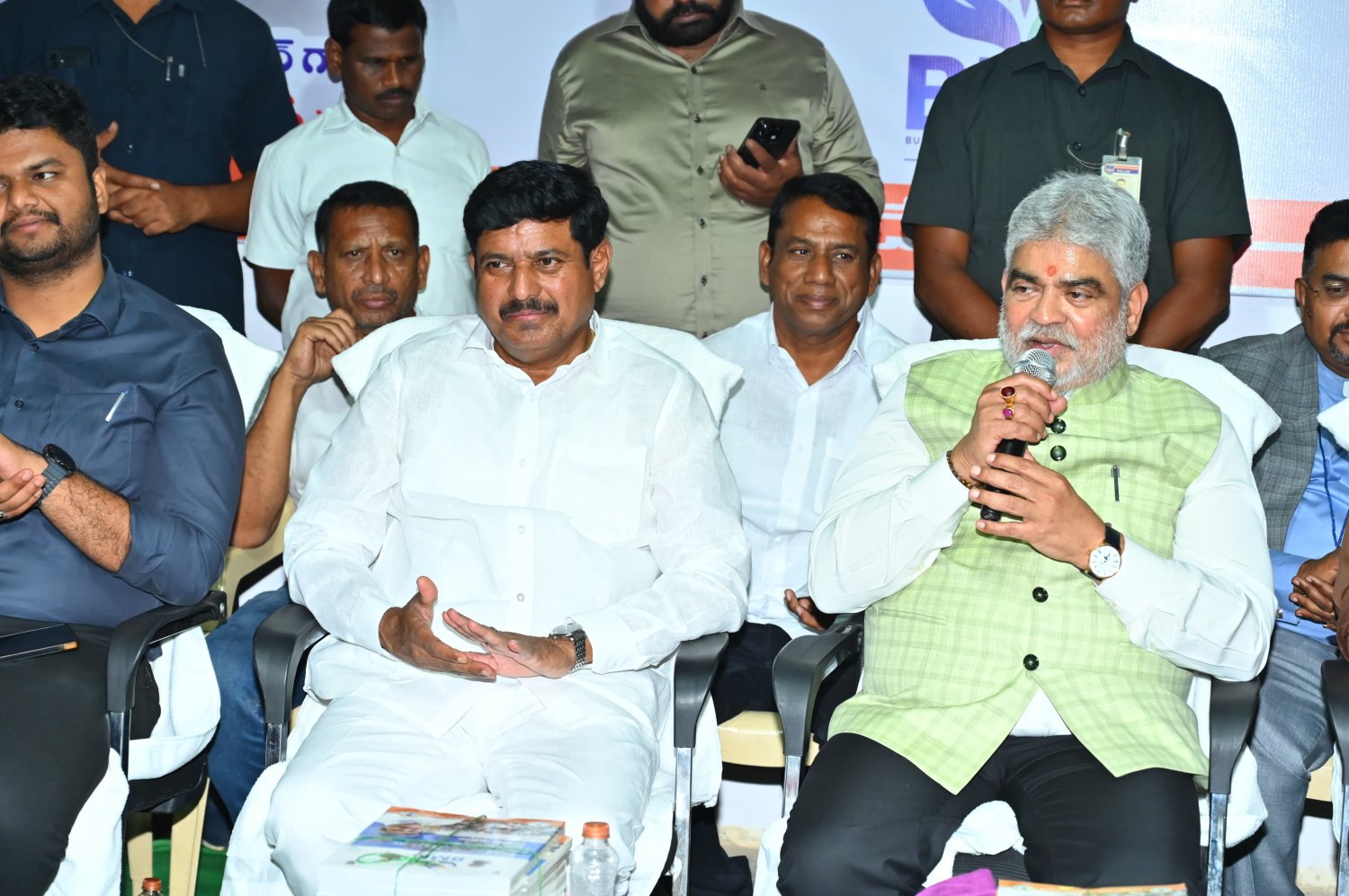 నిరుద్యోగ యువత ఆశలకు అండగా బీఎంఆర్ ఫౌండేషన్