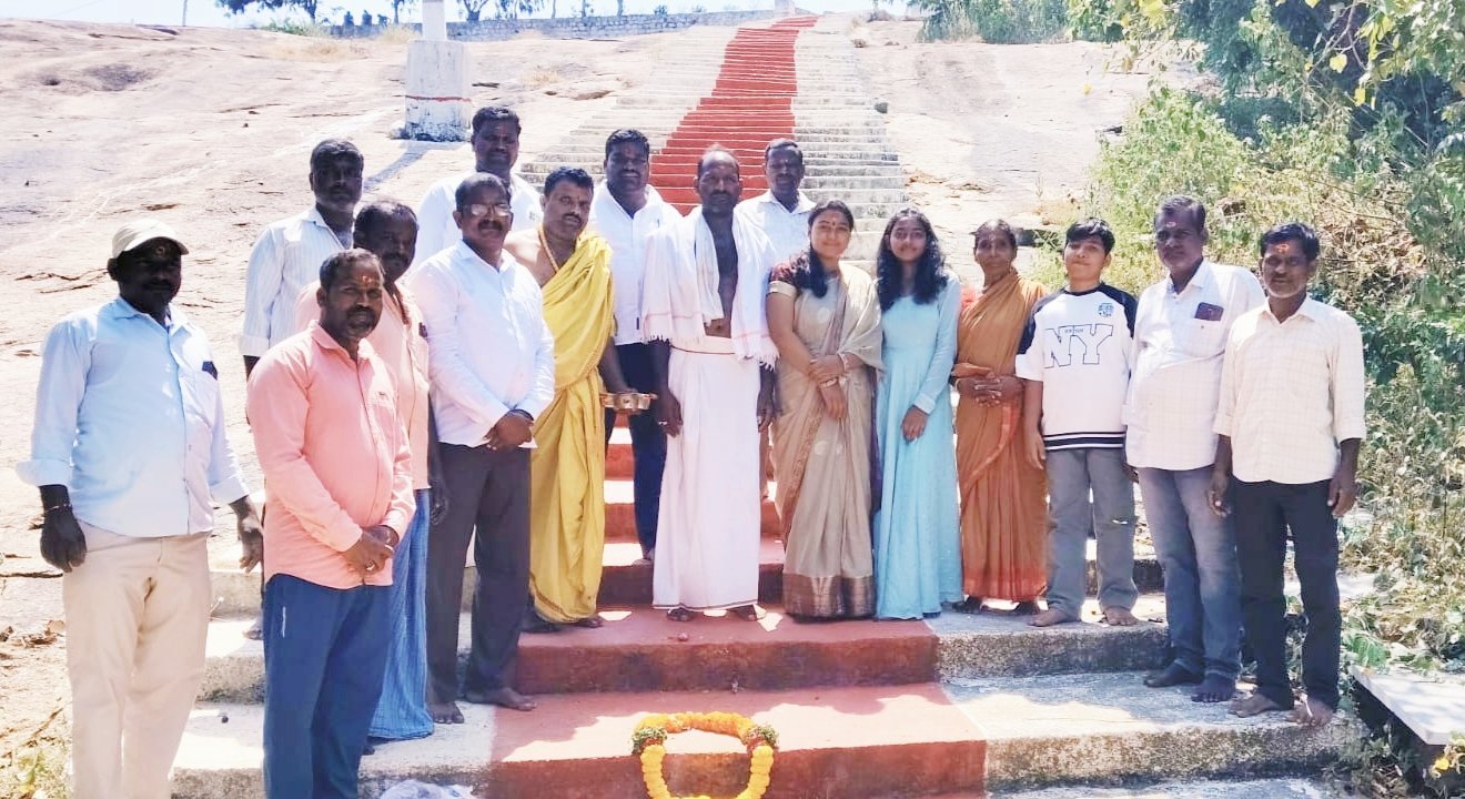 పాంబండ శ్రీరామలింగేశ్వర స్వామి మెట్లపై స్లాబ్ నిర్మాణానికి ముందుకొచ్చిన పాశం నిరోషా,నర్సింహారెడ్డి, యాదమ్మ..