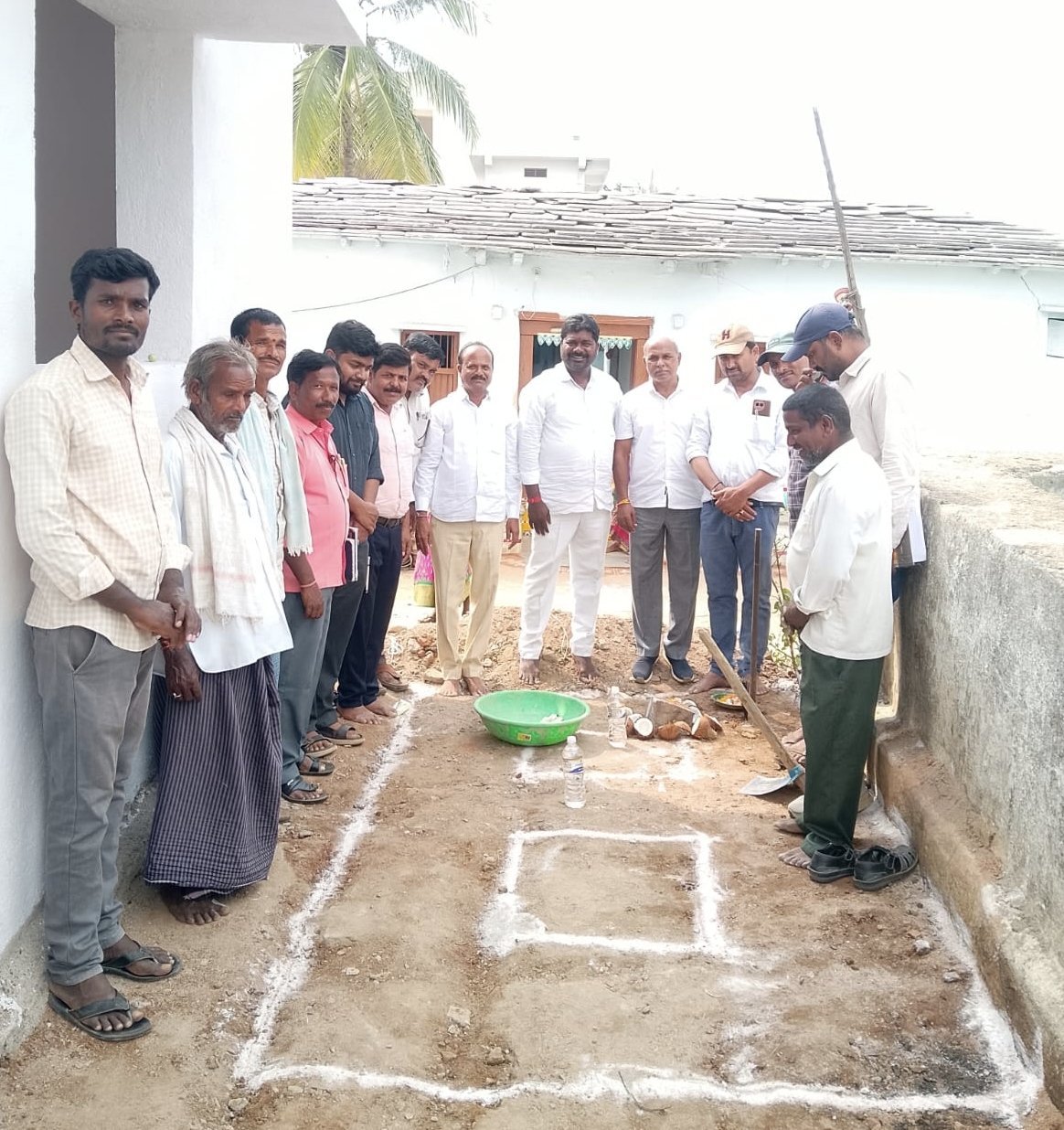 జలసిరి,మహిళా భవన నిర్మాణాలు, సీఎసి కేంద్రాల పనులను వేగవంతం చేయాలి  :-    ముజాహిద్‌పూర్‌లో అభివృద్ధి పనులను పరిశీలించిన అడిషనల్ పీడీ సత్యయ్య.