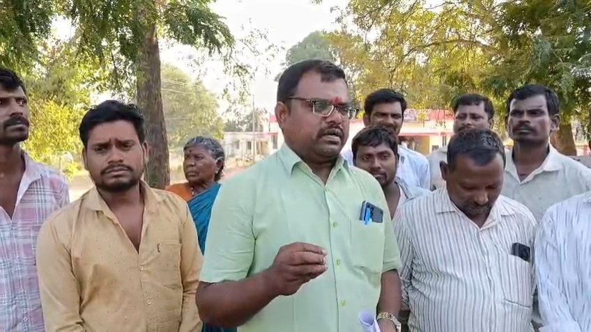 రోడ్డుపై కారు అడ్డుగా పెట్టావంటే బూతులు తిడుతూ దాడి.. పంచాయతీ కార్యదర్శిపై పోలీసులకు ఫిర్యాదు!