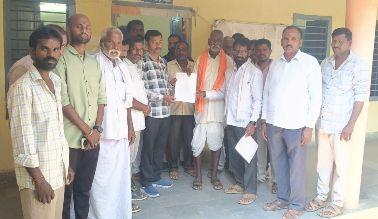 కుల్కచర్ల ఎంపిడిఓ కార్యలయం ముట్టడించిన పుట్టపహాడ్ సర్పంచ్, ఉప సర్పంచ్, గ్రామస్తులు